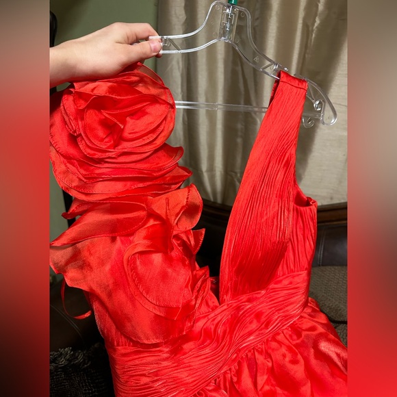 MAC DUGGAL RUFFLE DETAILED EVENING GOWN - Picture 8 of 9
